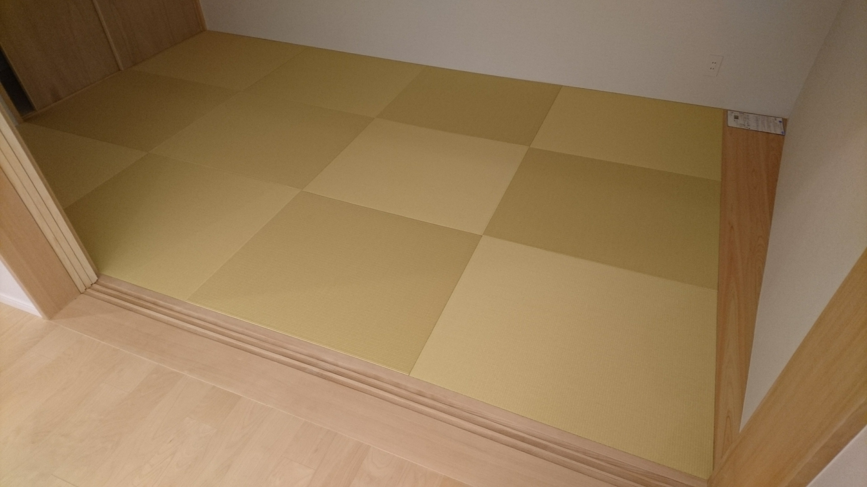 ダイケン「清流０２（黄金色）」　縁無畳（琉球畳）