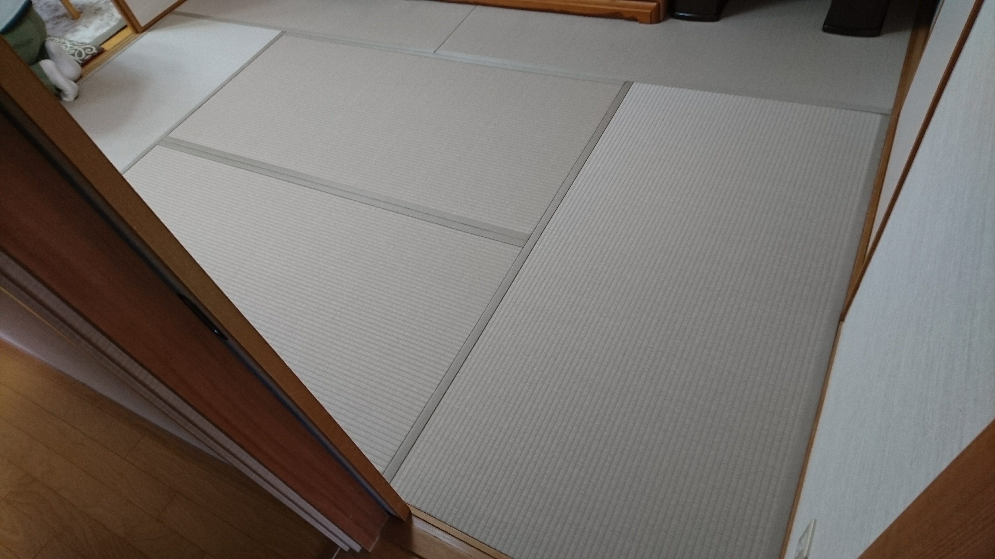 ダイケン「銀白カラー１４（灰桜色）」　縁付畳入替え